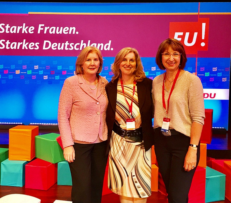 Das Foto zeigt v. l. Petra Averbeck, die Vorsitzender der FU-Niedersachsen Ute Krger-Pppelwiehe und Barbara Woltmann.